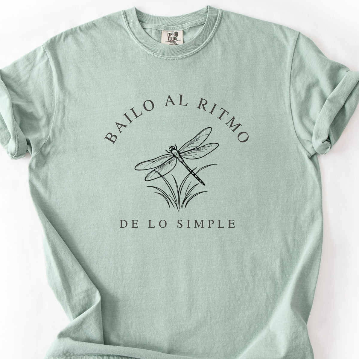 Bay Comfort Colors t-shirt with a minimalist dragonfly and the Spanish words Bailo al Ritmo de lo Simple