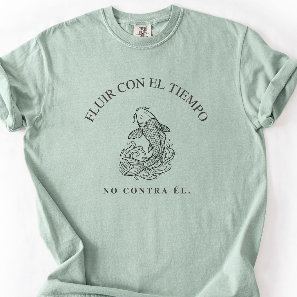 Bay Comfort Colors t-shirt with a koi fish and the Spanish words Fluir con el Tiempo, No Contra Él