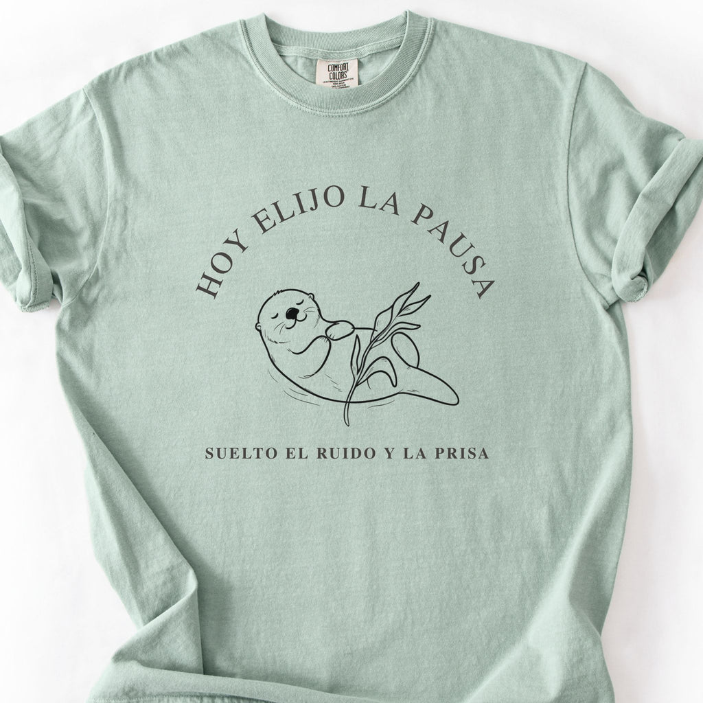 Bay Comfort Colors t-shirt with a minimalist otter and the Spanish words Hoy Elijo la Pausa