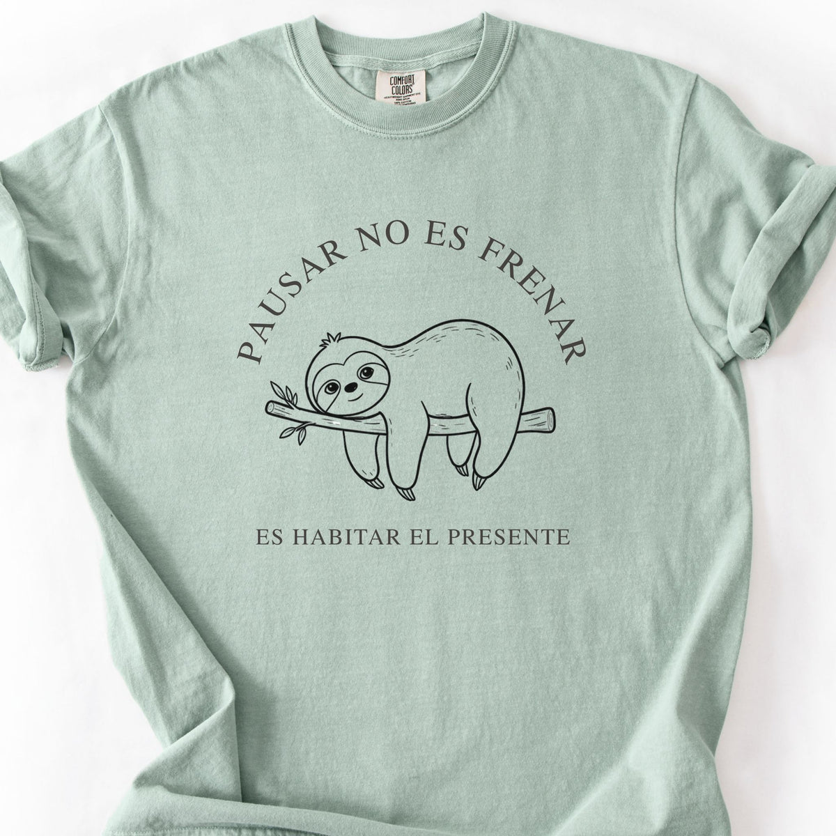 Bay Comfort Colors t-shirt with a minimalist sloth and the Spanish words Pausar No Es Frenar